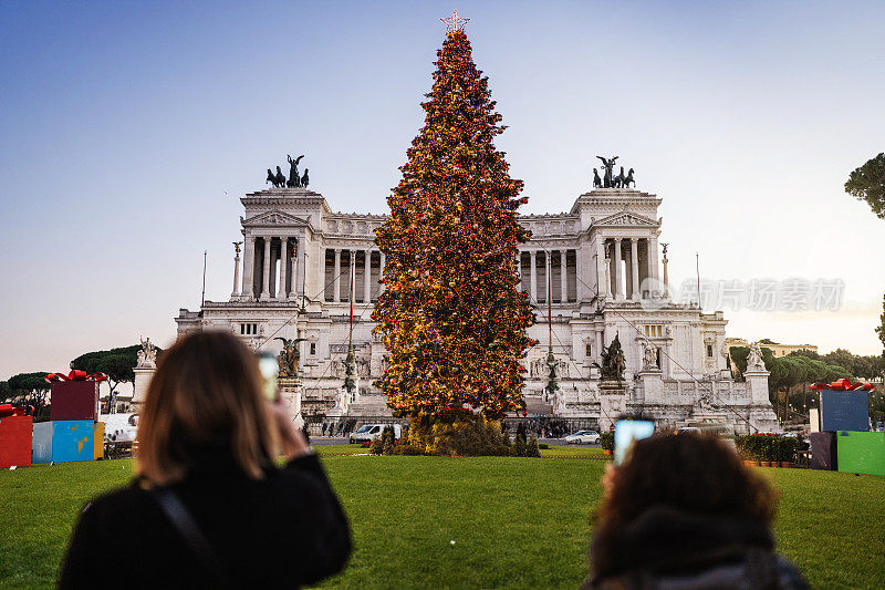 罗马Altare della Patria纪念碑和圣诞树2021年